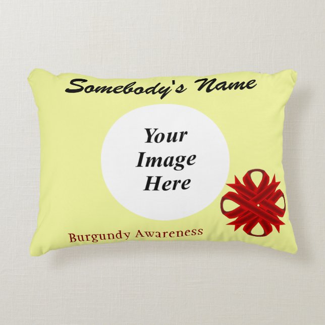 Burgundy Klöver Ribbon Tmpl av Kenneth Yoncich Prydnadskudde (Framsidan)