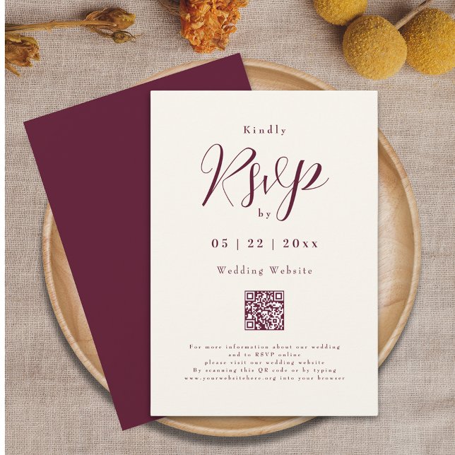 Burgundy Kräm Elegant Script QR-kod Bröllop OSA Kort (Burgundy and cream ivory elegant script qr code wedding rsvp card)