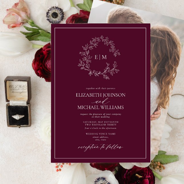 Burgundy Leafy Vapensköld Monogram Photo Bröllop Inbjudningar (Skapare uppladdad)