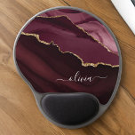 Burgundy Lila Agate Geode Guld Monogram Gel Musmatta<br><div class="desc">Burgundy Lila och Gold Foil Agate Geode Monogram Vacker Elegant Script Namn Mousepad (musknapp). Detta gör perfekten söt 16, 13, 15, 16, 18, 21, 30, 40, 50, 60, 70, 80, 90:e, 100-årsdag, bröllop, möhippa, årsdag, back to school, babydusch, studenten eller bachelorette-gåva till någon att dekorera hennes rum i det moderna...</div>