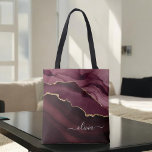 Burgundy Lila Agate Geode Guld Monogram Tygkasse<br><div class="desc">Burgundy - Lila och guldfärgad eldagate Geode Monogram vackra Elegant skript Namn Bok Bag. Detta gör perfekten söt 16, 13, 15, 16, 18, 21, 30, 40, 50, 60, 70, 80, 90:e, 100-årsdag, bröllop, möhippa, årsdag, babydusch, studenten eller bachelorette-fest för någon som dekorerar Hennes rum i det moderna trendiget chic stil....</div>