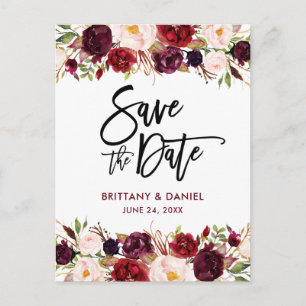 Burgundy Modern Brush Script Spara datum Blommig Meddelande Vykort