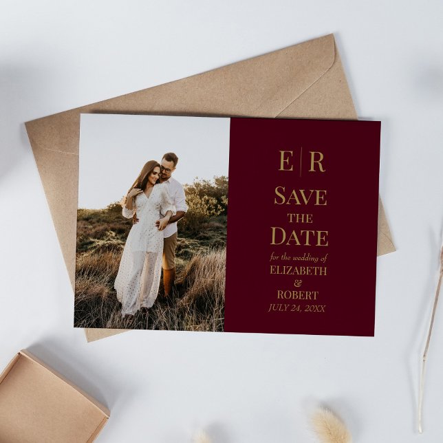 Burgundy Monogram Anpassningsbar Photo Save Date Inbjudningar (Burgundy Monogram Custom Photo Save the Date Invitation on neutral boho wedding table.)
