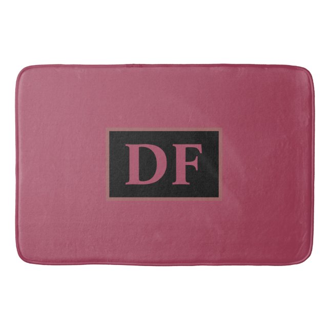 Burgundy Monogrammed Bath Mat Badrumsmatta (Framsidan)