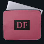 Burgundy Monogrammed Laptop Fodral<br><div class="desc">Det här tillbehöret har burgundi och ett monogram för personlig som ger enheten en aning elegans. Gör en påstående och behålla till din bärbara dator i snällt villkor med det här monogrammade höljet.</div>