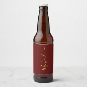 Burgundy och elegant typografi i guld ölflaska etikett