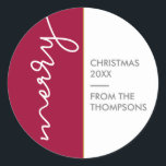 Burgundy och guld | Enkel God jul-skript Runt Klistermärke<br><div class="desc">: Lägg till en del modern elegans i julhelgen med vår "Elegant Yuletide" Burgundy och Guld Simple God jul Script Classic Round Sticker. Det här klistermärket är en perfekt som blandar ihop contemporary- och julklapp, som är perfekt för att anpassa julklappar, kort och dekorationer. Dekalen har ord "Merry" i ett...</div>