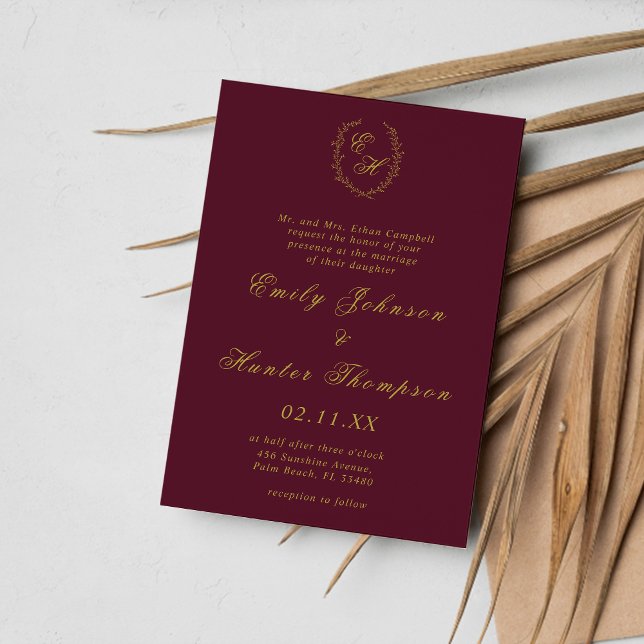 Burgundy och Guld Monogram Krans Bröllop Inbjudningar (Skapare uppladdad)
