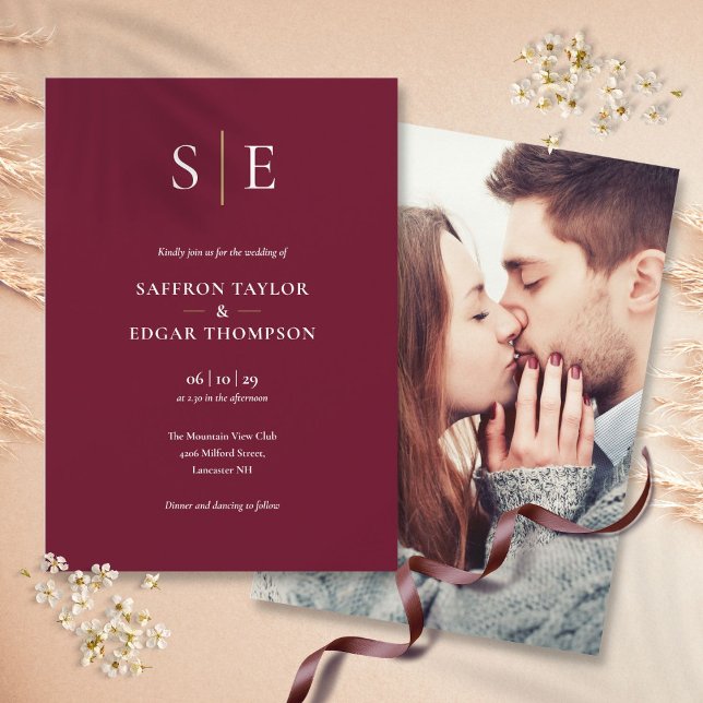 Burgundy och guldmonogram foto bröllop inbjudningar (Burgundy And Gold Monogram Photo Wedding Invitation)