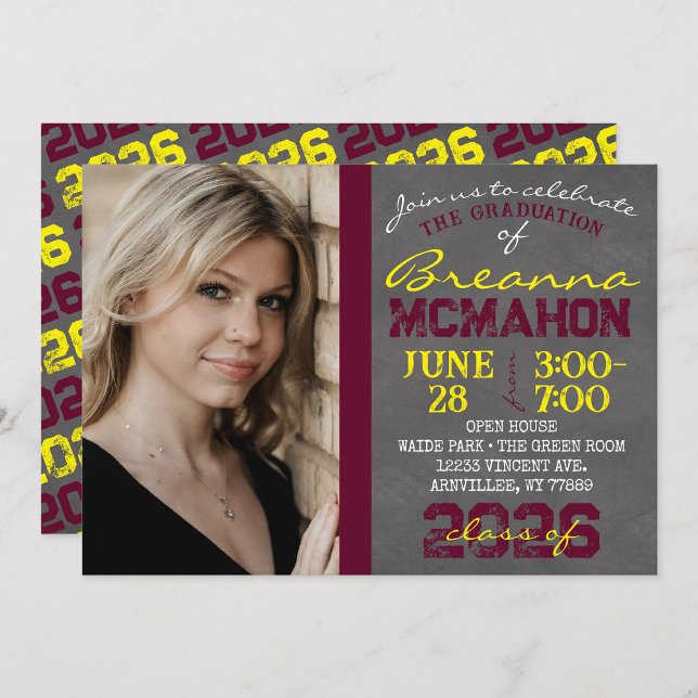 Burgundy och Gult Modern Chalkboard Studenten Inbjudningar (Repeating Class Year Chalkboard Graduation Photo Invitations)