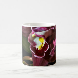 BURGUNDY ORCHID MED EN SVART BAKGRUND KAFFEMUGG
