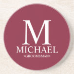 Burgundy Personlig Monogram och Namn Groomsman Underlägg<br><div class="desc">Modern Personlig Groomsman-presenter med personlig,  vitt monogram,  groomsmans namn och titel i klassisk serif font stil burgundy red bakgrund. Även perfekt för bästa man,  Far i Briden med mera.</div>