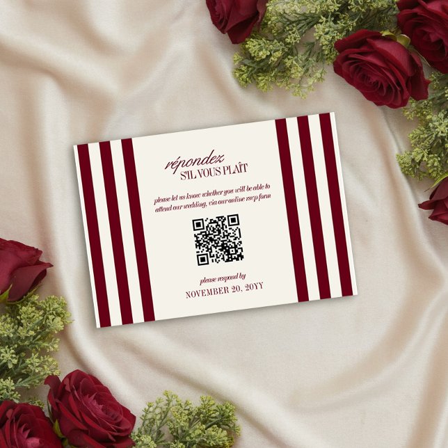 Burgundy Preppy-randig bröllops-QR-kod OSA Kort (QR Code RSVP Card from the Burgundy Stripe Old Money Wedding Collection by Darling & May)