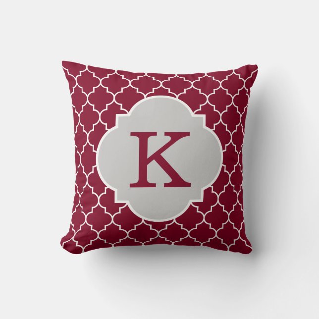 Burgundy Quatrefoil Monogram Kudde (Framsida)