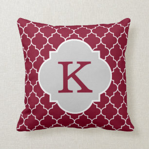 Burgundy Quatrefoil Monogram Kudde