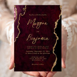 Burgundy Red Agate-skript Bröllop Inbjudningar<br><div class="desc">Den här inbjudan från elegant bröllop innehåller en bakgrundsbild av en burgundröd vattenfärgad agat som trimmas med faux guld glitter. Anpassadet kombinerar modern handskrift,  tryckplåt och kursivt typsnitt med guld-färgad. Den bakomliggande sidan har en samordnande burgundi och guld-agate-utformning.</div>