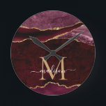 Burgundy Red Guld Agate Geode Glitter Monogram Rund Klocka<br><div class="desc">Modern Glam Burgundy Red Guld Glitter Gnistra Agate Geode Gemstone Elegant Feminine Monogram Script-klockor av Namn</div>