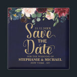 Burgundy Red Navy Blommigt Rustic Boho Sve datum Magnet<br><div class="desc">Watercolor Burgundy Red Navy Blommigt Rustic Boho Bröllop spara datum magnet med guld text. Perfekt för ett fallbröllop. Utformningen har en fantastisk bukett av burgundy/Marsala,  persiko,  marinblomma/ro med matchande löv. Hitta fler matchande utformningar och variationer i min "blissweddingpaperie"-butik. Och kontakta mig gärna om du vill ha anpassningsbar.</div>