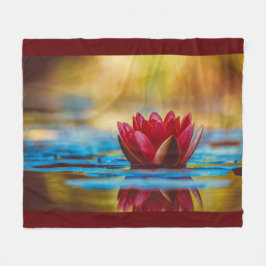 Burgundy Red Vatten Lily Reflection Fleecefilt