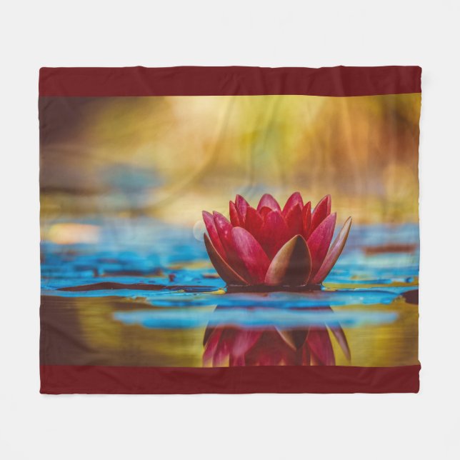Burgundy Red Vatten Lily Reflection Fleecefilt (Framsidan (Horisontell))