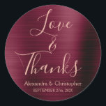 Burgundy Ro Gold Foil Kärlek och tack Runt Klistermärke<br><div class="desc">Burgundy Lila - Cranberry Marsala och Ro Guld Typography Script Faux Foil Metallic Elegant Kärlek and Tack - Tack Favor Sticker som kan användas som kuvertförsegling för höst- eller höftbröllop. Det här klistermärket kan anpassas till ditt namn och datum för bröllop. Det här klistermärket ingår i en matchande samling av...</div>