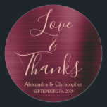 Burgundy Ro Gold Foil Kärlek och tack Runt Klistermärke<br><div class="desc">Burgundy Lila - Cranberry Marsala och Ro Guld Typography Script Faux Foil Metallic Elegant Kärlek and Tack - Tack Favor Sticker som kan användas som kuvertförsegling för höst- eller höftbröllop. Det här klistermärket kan anpassas till ditt namn och datum för bröllop. Det här klistermärket ingår i en matchande samling av...</div>
