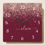 Burgundy Ro Guld  Rosa Glitter Monogram Fyrkantig Klocka<br><div class="desc">Ro Guld -  Rosa och Burgundy Gnistra Glitter Skript Monogram Namn Clock. Det gör perfekten söt 16-årsjubileum,  bröllop,  möhippa,  årsdag,  babydusch eller bachelorette-fest för någon som glam lyxen och chic stilar i kärlek.</div>