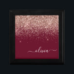 Burgundy Ro Guld  Rosa Glitter Monogram Minnesask<br><div class="desc">Ro Guld -  Rosa och Burgundy Gnistra Glitter Skript Monogram Namn Jewelry Keepsakbox. Det gör perfekt studenten,  födelsedag,  bröllop,  möhippa,  årsdag,  babydusch eller bachelorette-fest till någon som glam lyx och chic stilar.</div>