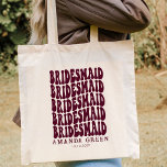Burgundy Roligt Retro Boho Personlig Bachelorette Tygkasse<br><div class="desc">Tittar för perfekt personlig bridesmaid tote bags för ditt kommande bachelorettparti? Titta bara på den här burguddiga roligten retro boho personlig bachelorette till väskan! Den här väskan är perfekt för att bära alla dina förnödenheter på din stora dag. Och det är perfektens gåva till dina brudtärnor - vem skulle inte...</div>
