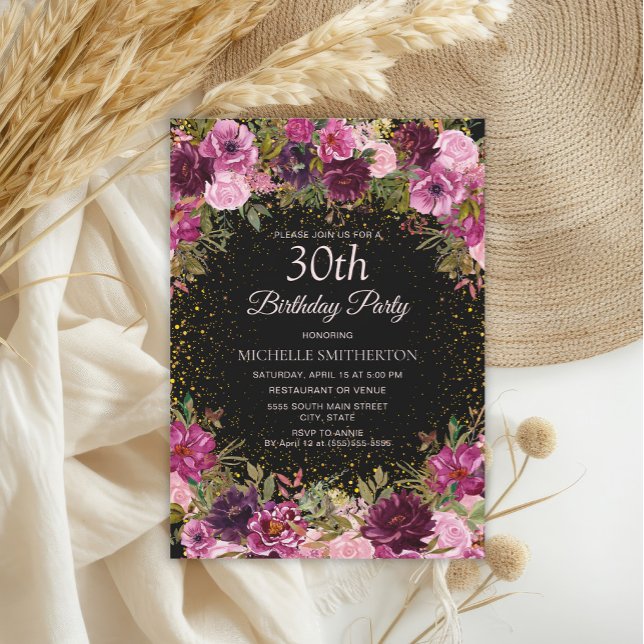 Burgundy Rosa Blommig Glitter Svart 30-årsfirande Inbjudningar (Elegant burgundy and pink watercolor floral on black 30th birthday party invitation)