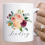 Burgundy Rosa Blommigt Bouquet Script Namn Kaffemugg<br><div class="desc">Anpassningsbar kaffet mugg har ett modernt, skrivet monogram i snyggt med en boho-blommigt buquet-design med vackra blommor med fallande vattenfärg, inklusive ro, dahlias, blommor med peonblommor och grönenergi, i en fantastisk höstpalett med burgundröd, gyllene gult, persikofärgad orange, rosa och gröntens nyanser. Personliggör med första namn - gör en underbar gåva...</div>