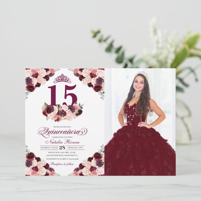 Burgundy Rosa Blommigt Quinceanera Birthday Photo Inbjudningar (Stående Fram)