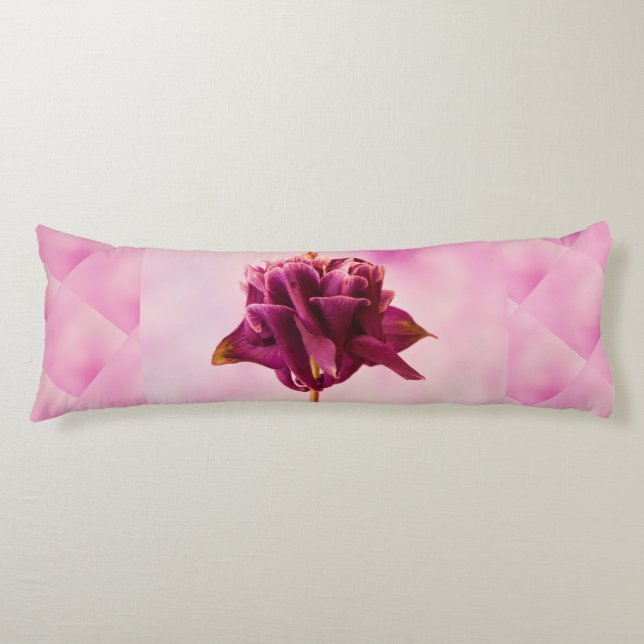 Burgundy Rosa Columbine Kroppskudde (Framsidan)