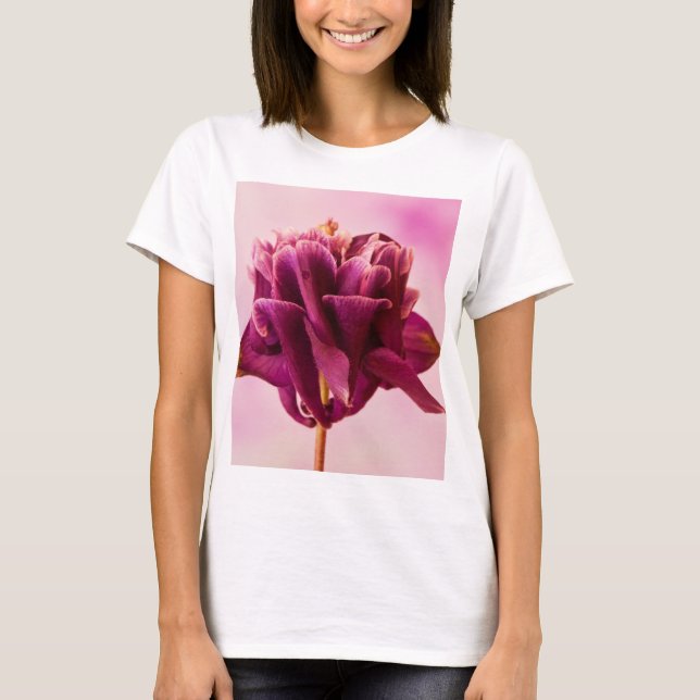 Burgundy Rosa Columbine T Shirt (Framsida)