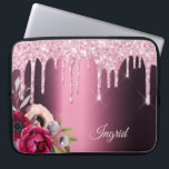 Burgundy rosa glitter torkar blommor namn laptop fodral<br><div class="desc">Rosa faux glitter drop,  målardropp,  se på en burgundisk,  faux metallisk tittar bakgrund. Färgad Flowers i Burgundy och ro guld. Mall för ditt namn. Namn i pastel-rosan är skriven med ett modernt och trendig handskript i stil.</div>