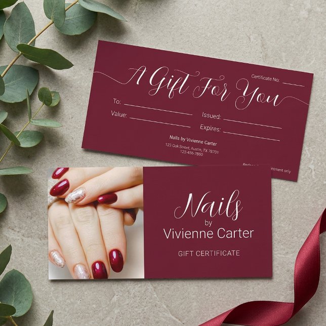 Burgundy Script Foto Nagelsalong Presentkort (Burgundy Script Photo Nail Salon Gift Certificate)