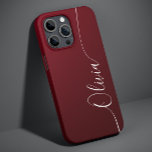 Burgundy Shimmer Elegant Calligraphy-skript Namn<br><div class="desc">Burgundy Red Shimmer White Elegant Calligraphy Script Anpassningsbar Namn iPhone 14 Smart Phone Case har en modern och enkel design för trendig och snyggt med din personlig namn i Personlig-handskriven calligraphy script typography on a metallic burgundy red shimmer-bakgrund. Designad av ©Evco Studio www.zazzle.com/store/evcostudio</div>