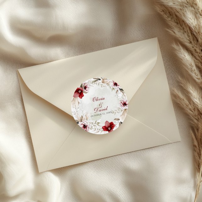 Burgundy Winter Elegance Bröllop Runt Klistermärke (Burgundy Winter Elegance Wedding Classic Round Sticker on an elegant wedding envelope.)