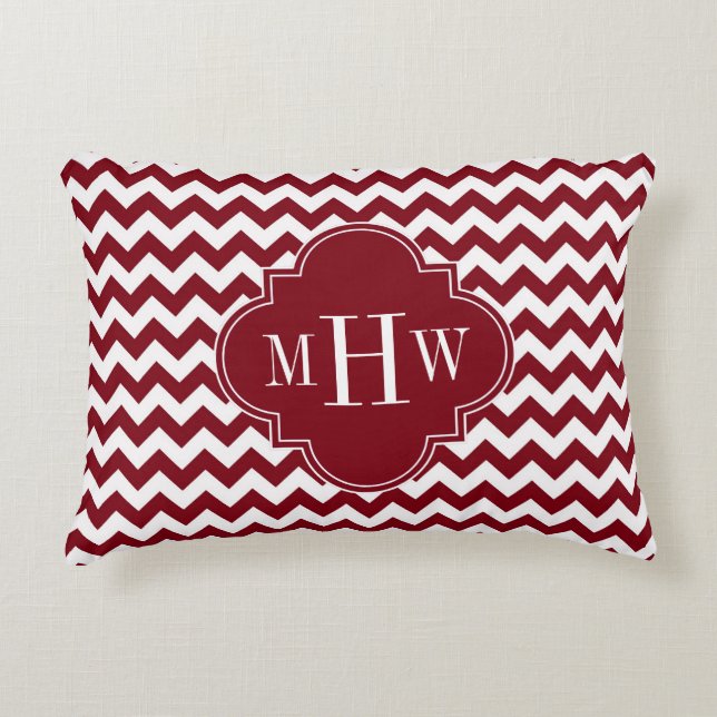 Burgundy Wt Chevron Burgundy Quatrefoil 3 Monogram Prydnadskudde (Framsidan)
