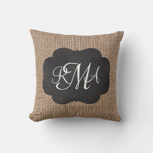 Burlap Chalkboard-utseendet trippelmonogrammat skr Kudde (Framsida)