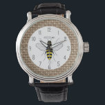 Burlap Inspired Honungsbi Personlig Watch Armbandsur<br><div class="desc">En klocka med en illustration av ett bin i centrum. Anpassa med ditt namn. Bakgrunden är inkapslad.</div>