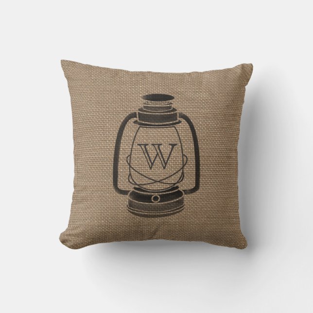 Burlap Inspired Oil Lantern Monogram Pillow Kudde (Framsida)
