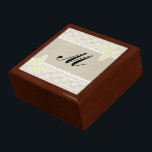 Burlap och Snöre Monogram Gift Box Smyckeskrin<br><div class="desc">Vilket bättre sätt att presentera den speciella gåvan än att lägga den i en originalpresentlåda av trä, det är en unik och praktisk gåva i sig. Lägg till klockan, smycken, nycklar till den nya bilen, spelar ingen roll. En gåva inuti en gåva till en speciell överraskning i extra. Av lackerat...</div>