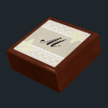Burlap och Snöre Monogram Gift Box Smyckeskrin<br><div class="desc">Vilket bättre sätt att presentera den speciella gåvan än att lägga den i en originalpresentlåda av trä, det är en unik och praktisk gåva i sig. Lägg till klockan, smycken, nycklar till den nya bilen, spelar ingen roll. En gåva inuti en gåva till en speciell överraskning i extra. Av lackerat...</div>