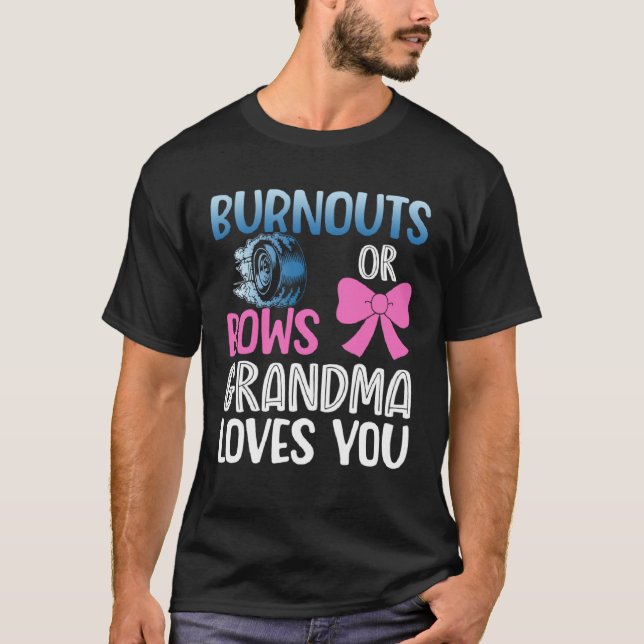 Burnouts or bows grandma gender reveal baby announ t shirt (Framsida)