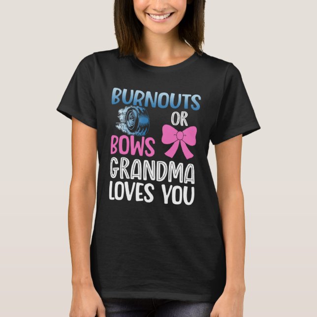 Burnouts or bows grandma gender reveal baby announ t shirt (Framsida)
