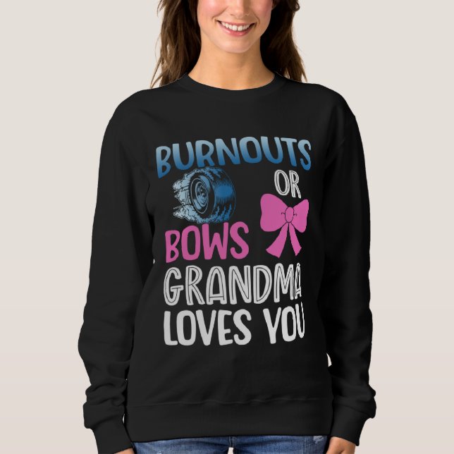 Burnouts or bows grandma gender reveal baby announ t shirt (Framsida)