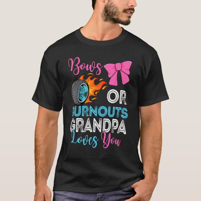 Burnouts or Bows Grandpa loves you Gender Reveal p T Shirt (Framsida)