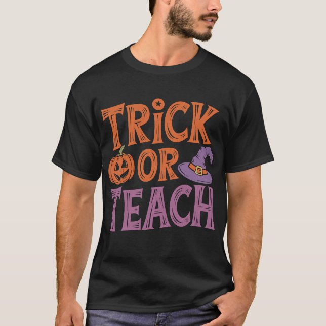Bus eller Behandla Groovy Lärare Halloween Retro T Shirt (Framsida)