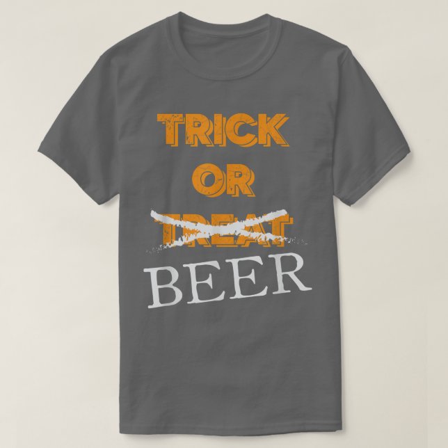Bus eller godis Beer Drinking Halloween T Shirt (Design framsida)